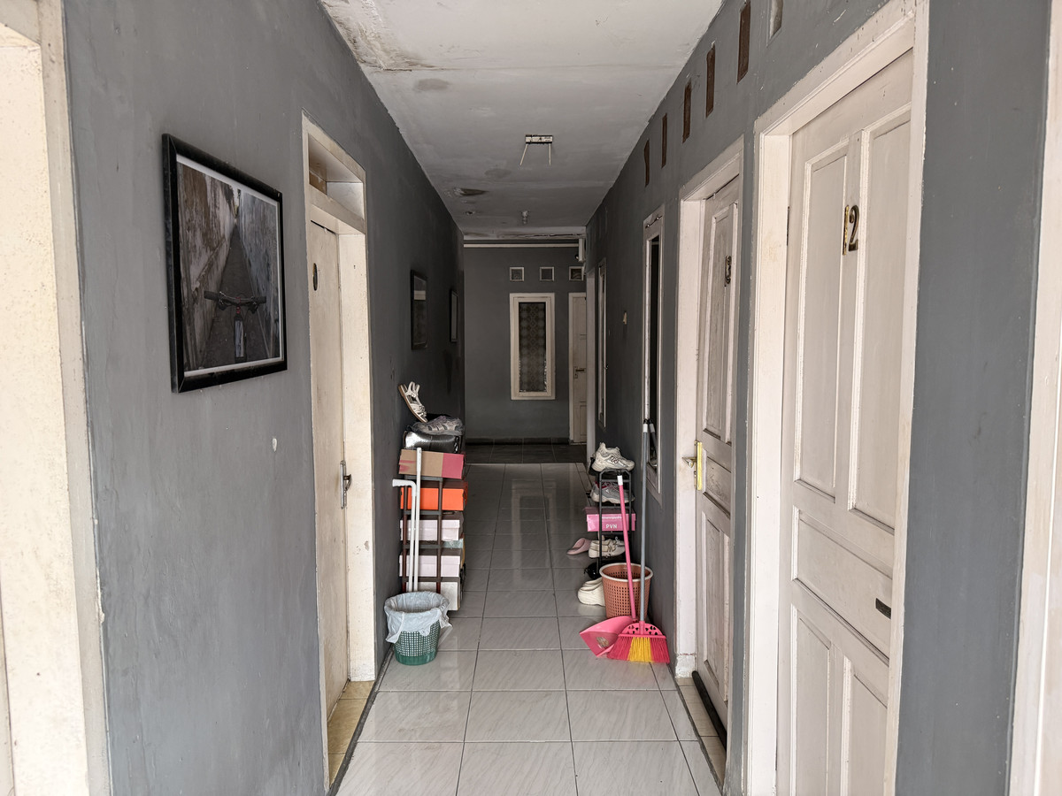 Lorong kamar di dalam bangunan