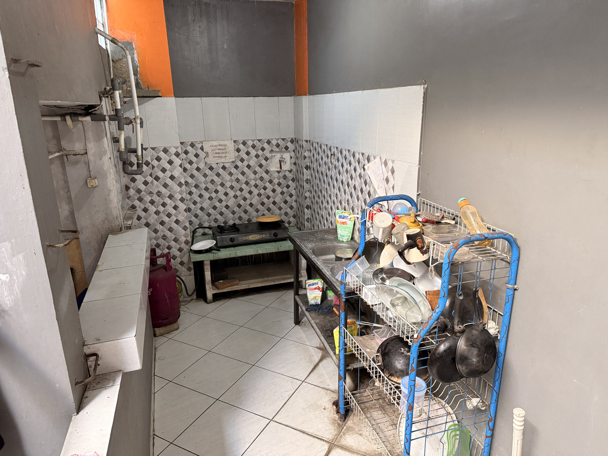 Dapur bersama lantai bawah dengan kompor dan rak piring