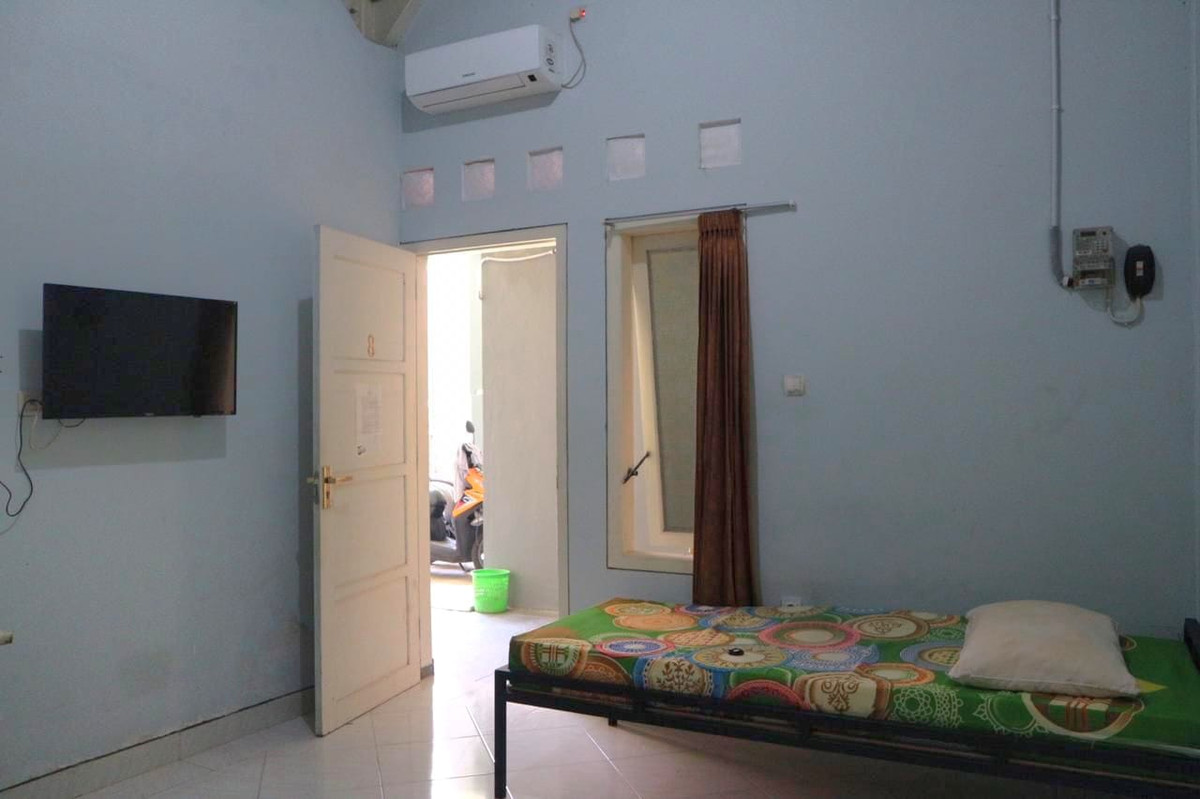 Bagian dalam kamar dengan tempat tidur