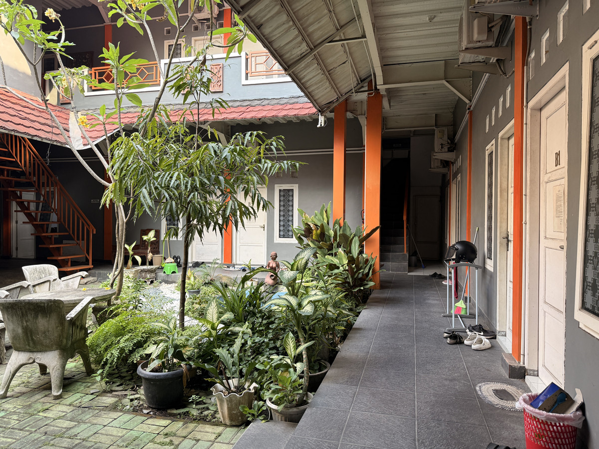 Taman kos dari sisi kanan