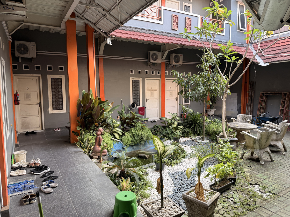 Taman kos dari sisi kiri