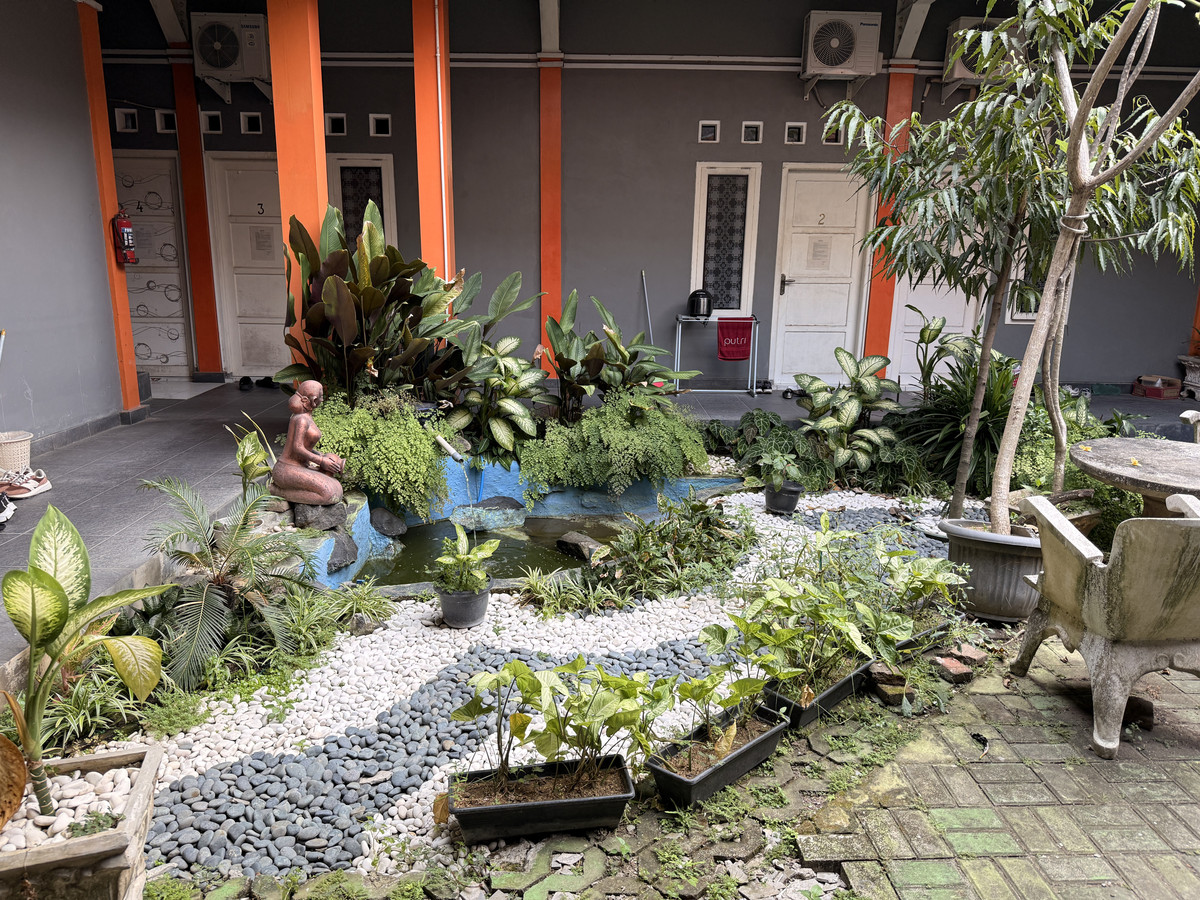 Taman dan kolam di tengah area kos