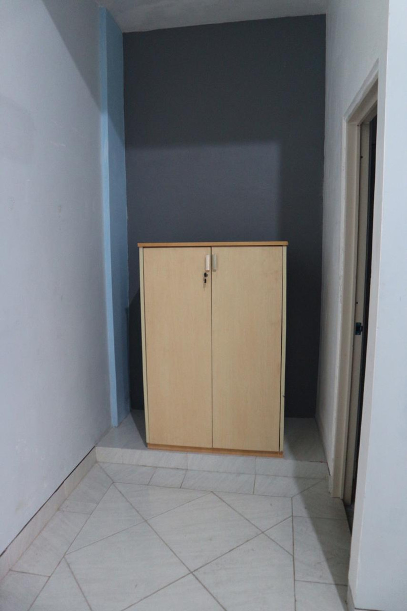Lemari pakaian di kamar