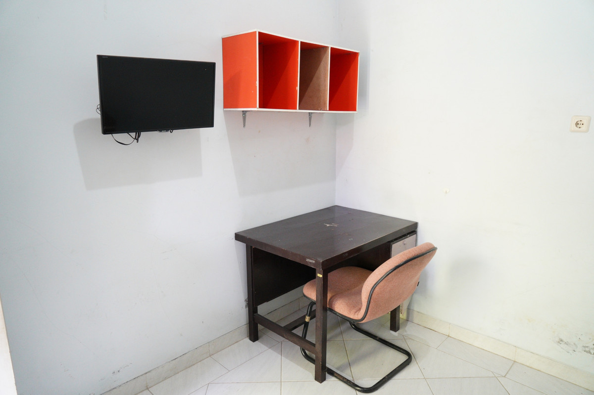 Meja belajar di kamar