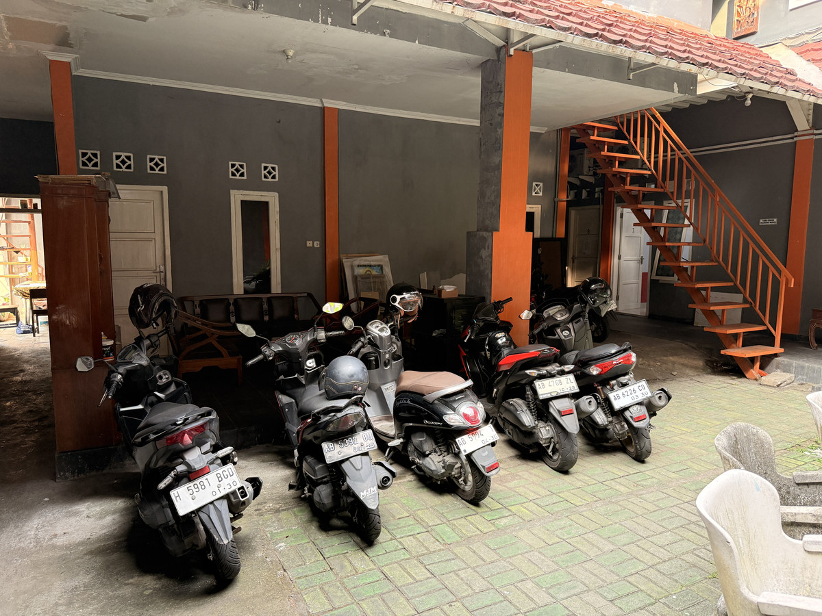 Area parkir motor penghuni