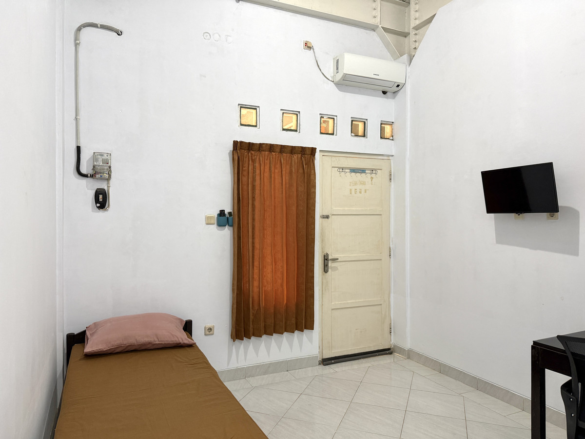 Kamar Tipe A dengan tempat tidur, AC, TV, dan meja belajar