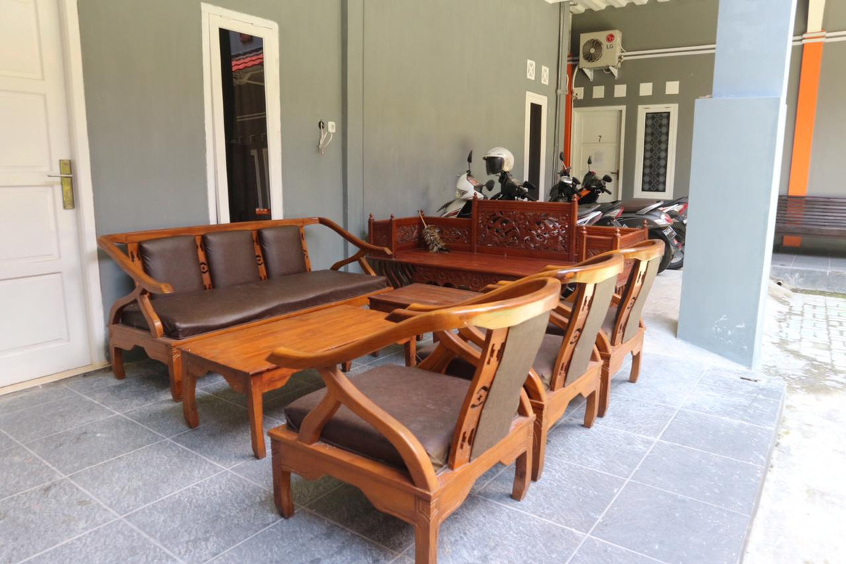 Ruang tamu dan parkir motor