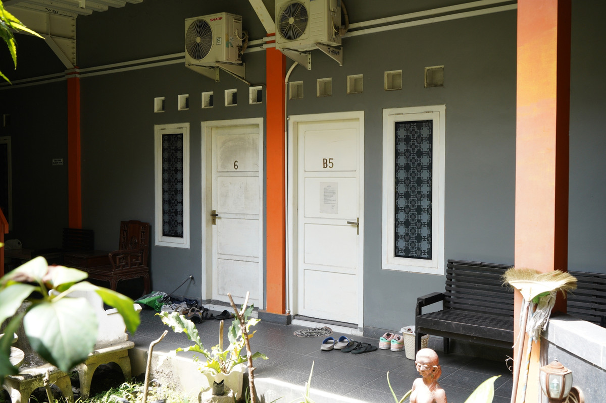 Pintu kamar lantai bawah menghadap taman